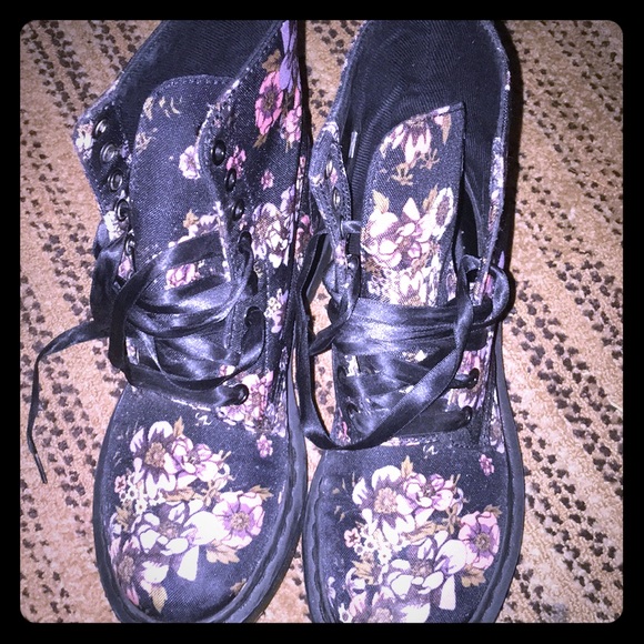 Dr. Martens Shoes - Woman’s 6 floral dr martins